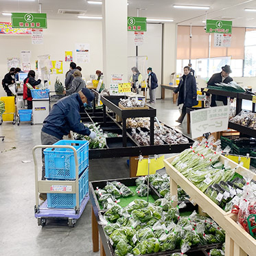 野菜がなくならないよう、1日に４回納品する生産者も